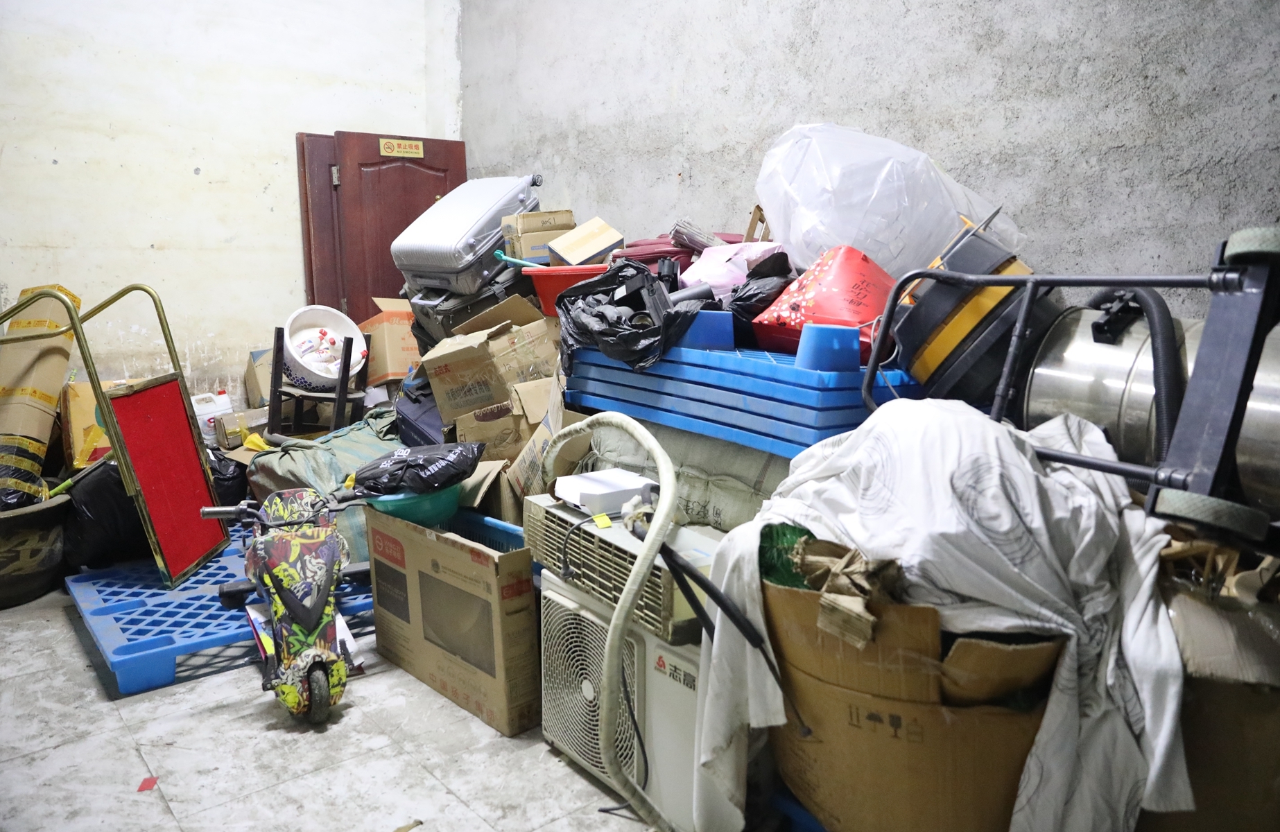 水泵房门口堆放杂物 水泵房门口堆放杂物