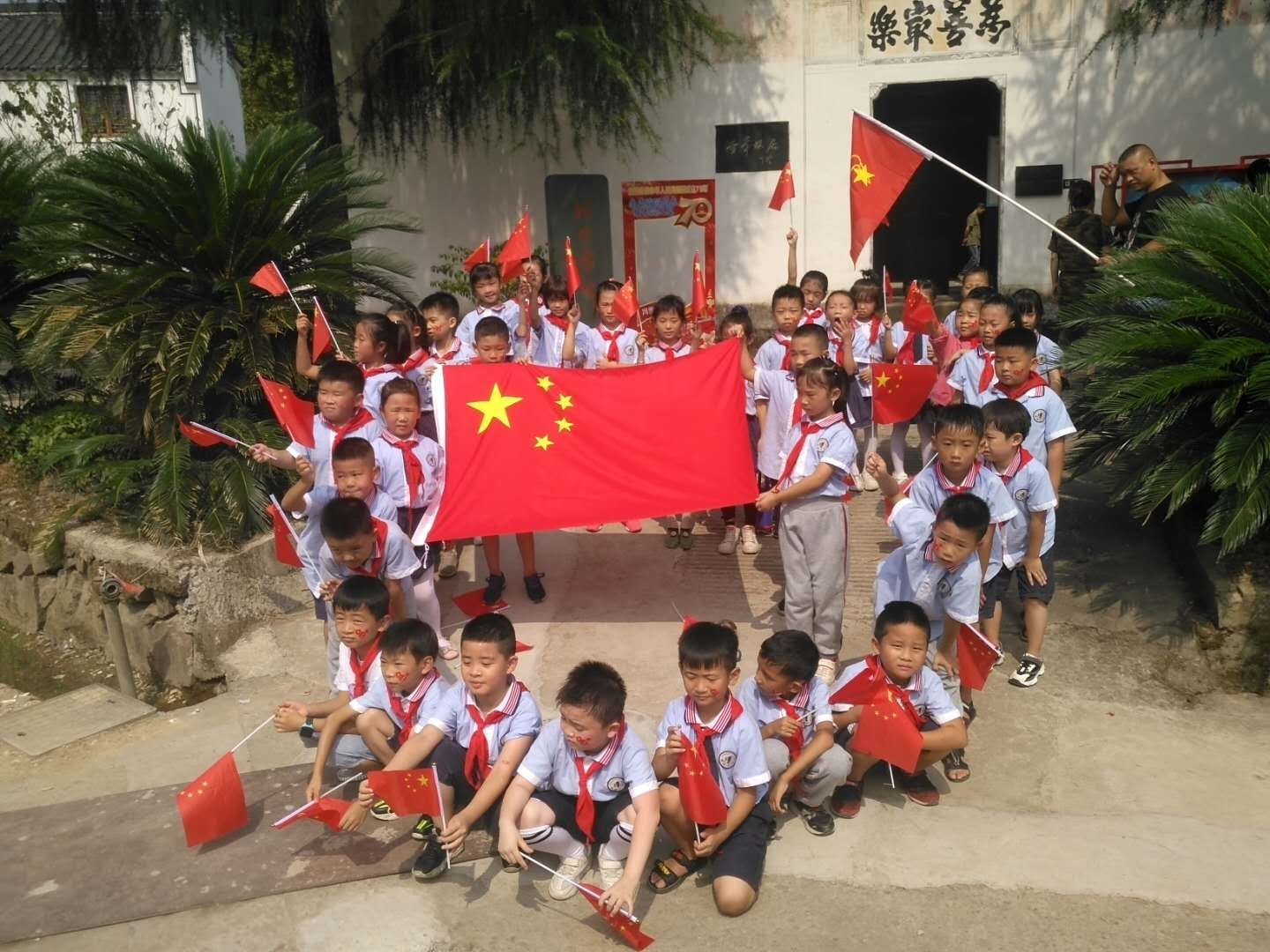 坐落于义乌神坛村的冯雪峰故居引来众多参观者  冯秀花／摄