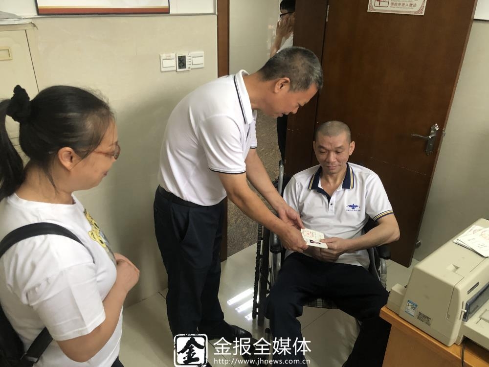 婺城区“1+X”助残服务“一件事”系统上线后核发的首本残疾证