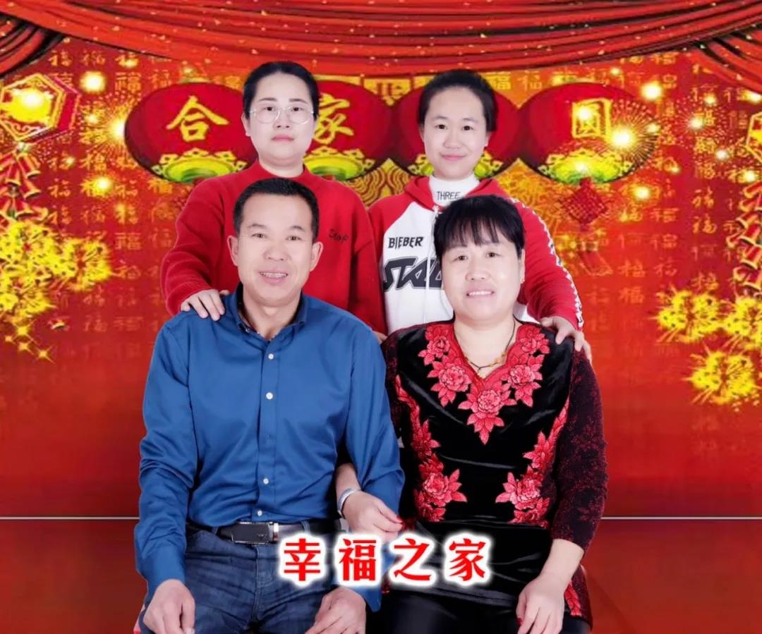 高慧（二排左一）与家人的合影.jpg