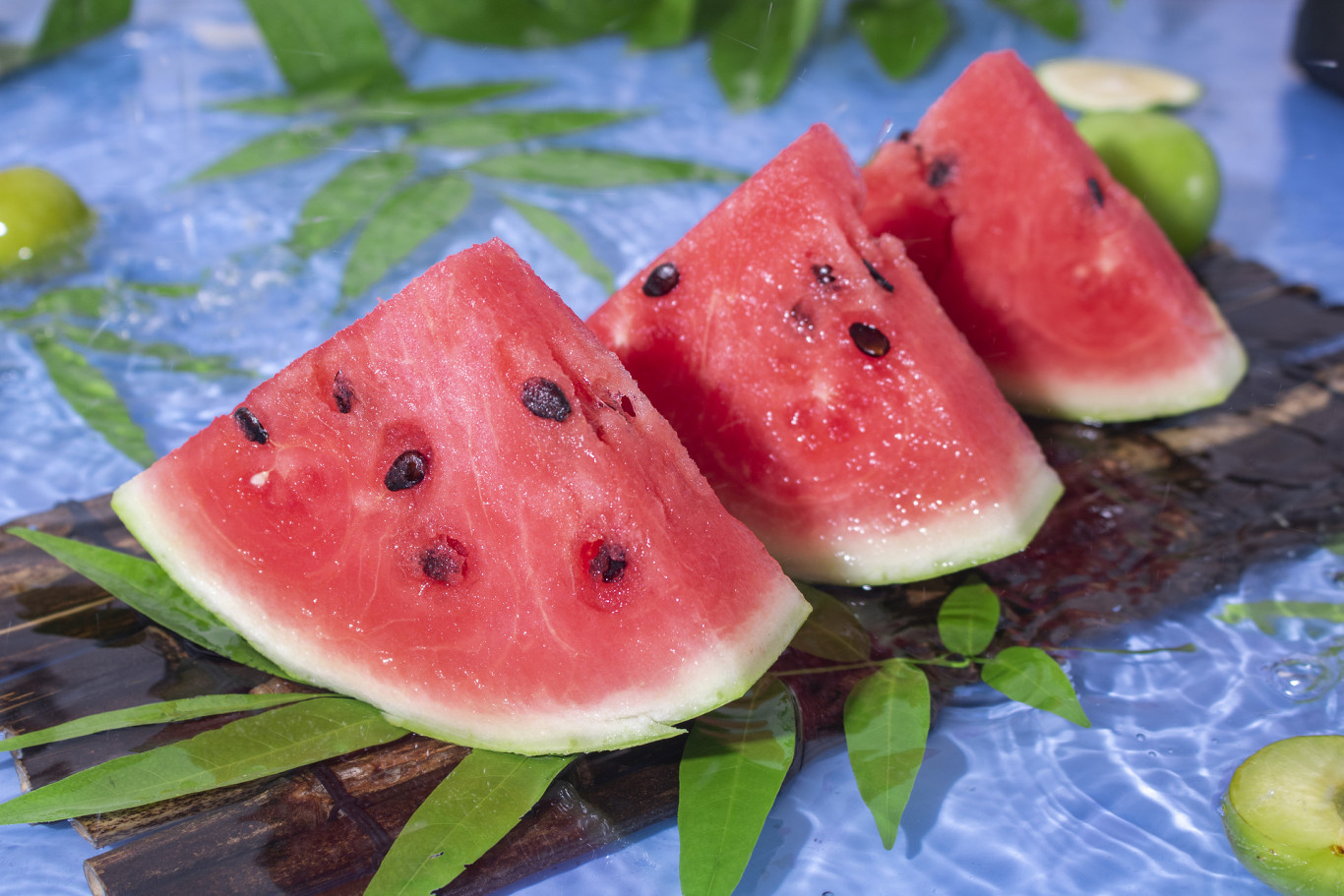 千库网_夏季水果白天西瓜水池美食摆拍摄影图配图_摄影图编号221325.jpg