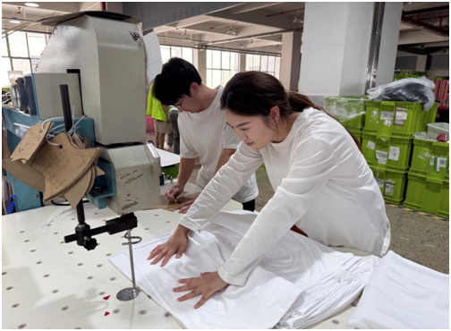 学生团队研究功能性纱线在无缝针织户外运动服装的应用