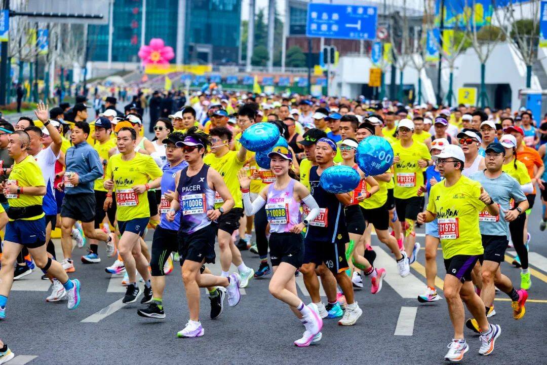 △2025年3月23日，武汉马拉松鸣枪起跑。中新社记者张畅摄