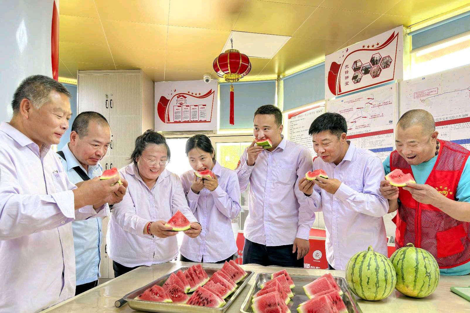 高温慰问送清凉 情系一线暖人心