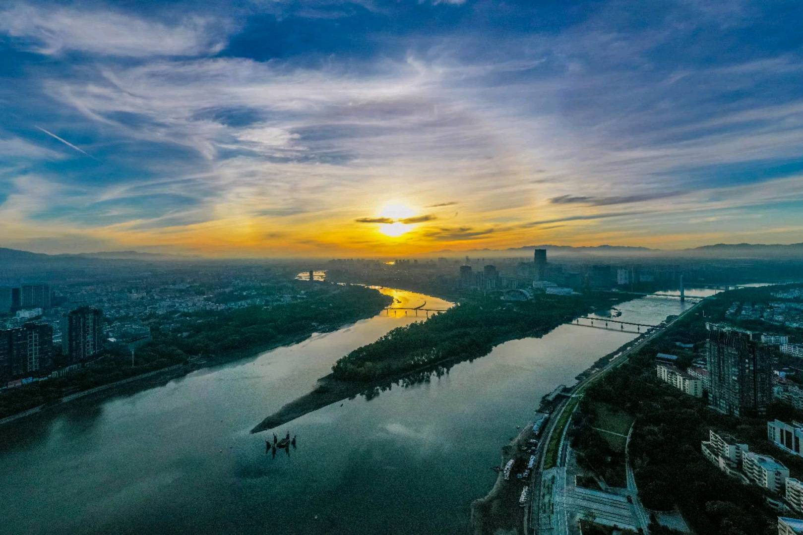 罕见！金华出现46°日晕奇观；网友：长知识