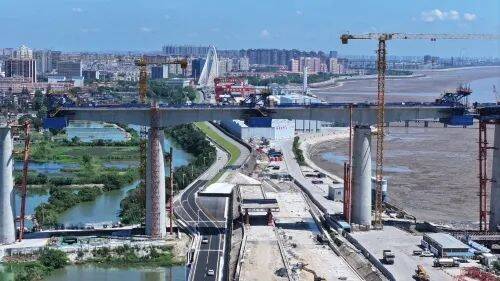 2027年底通车，杭州湾跨海路桥首段桥面合龙.jpg