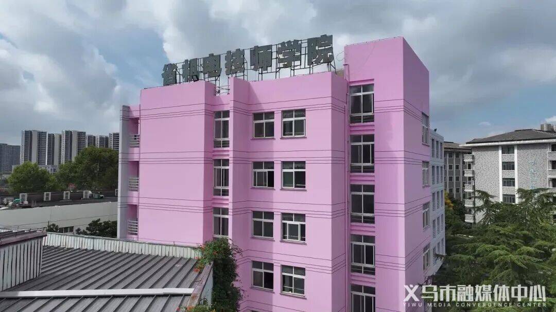 浙江省机电技师学院“粉紫校园”迎开学.mp4.mp4-20250912-142033.jpg