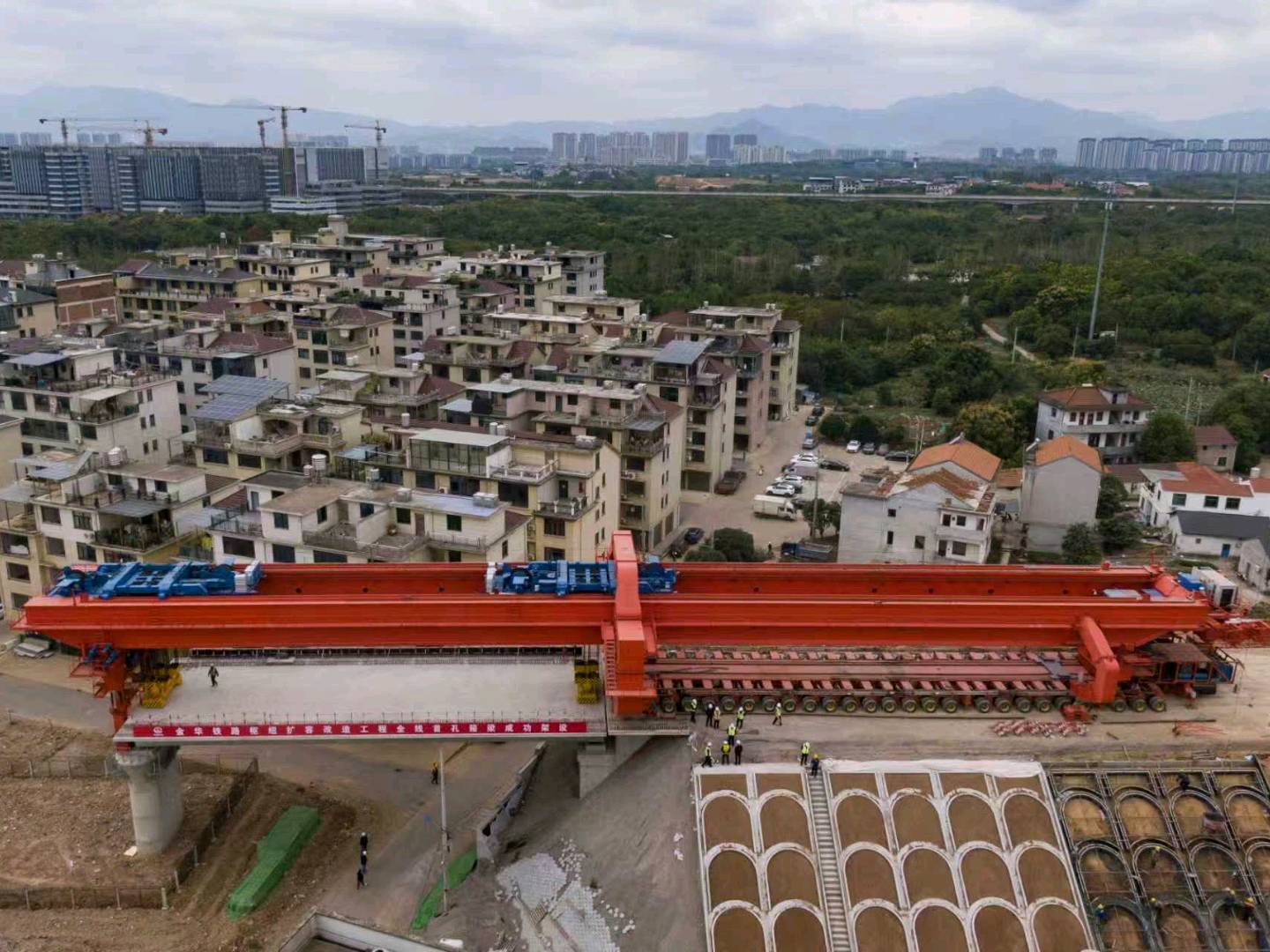金华铁路枢纽扩容改造工程全线首孔箱梁成功架设