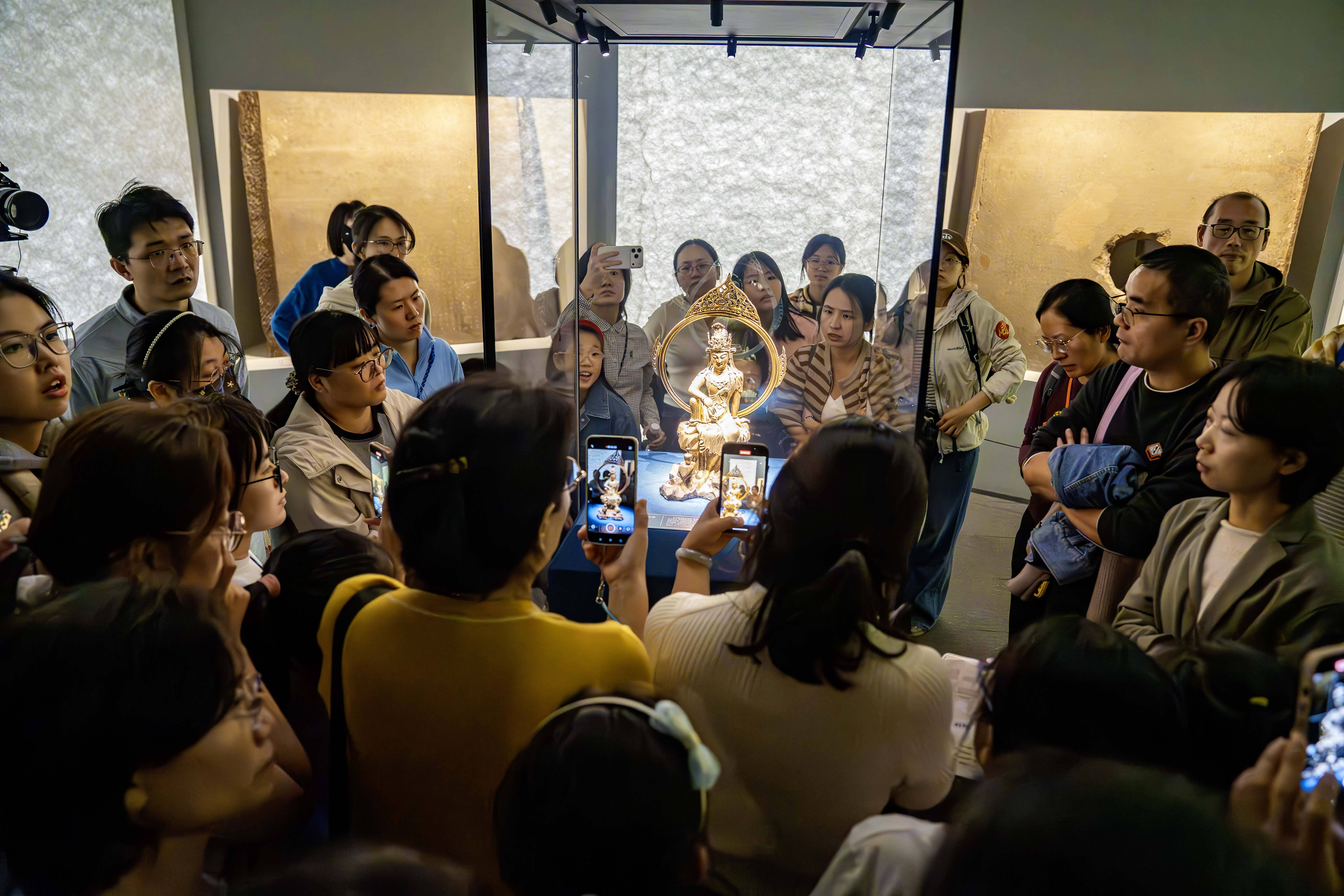 国宝“回乡”展引热潮 月迎客超10万人次