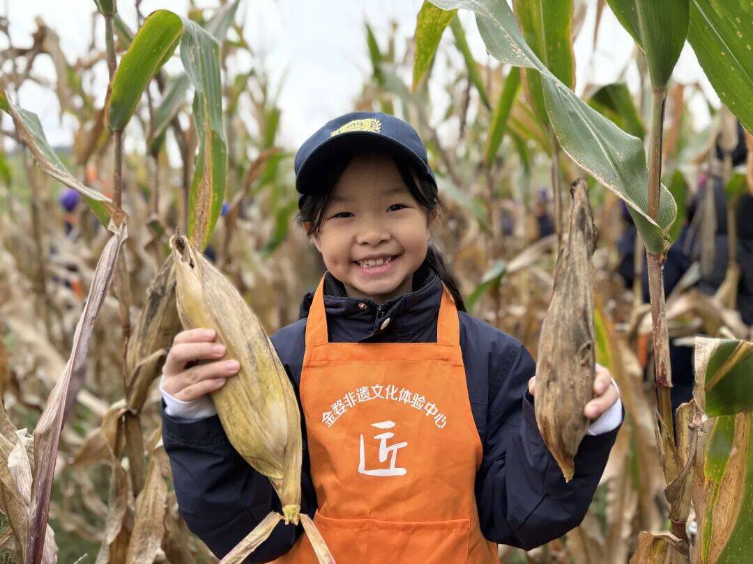 把课堂开进古村与山野 新东方小学融合部开展秋日研学