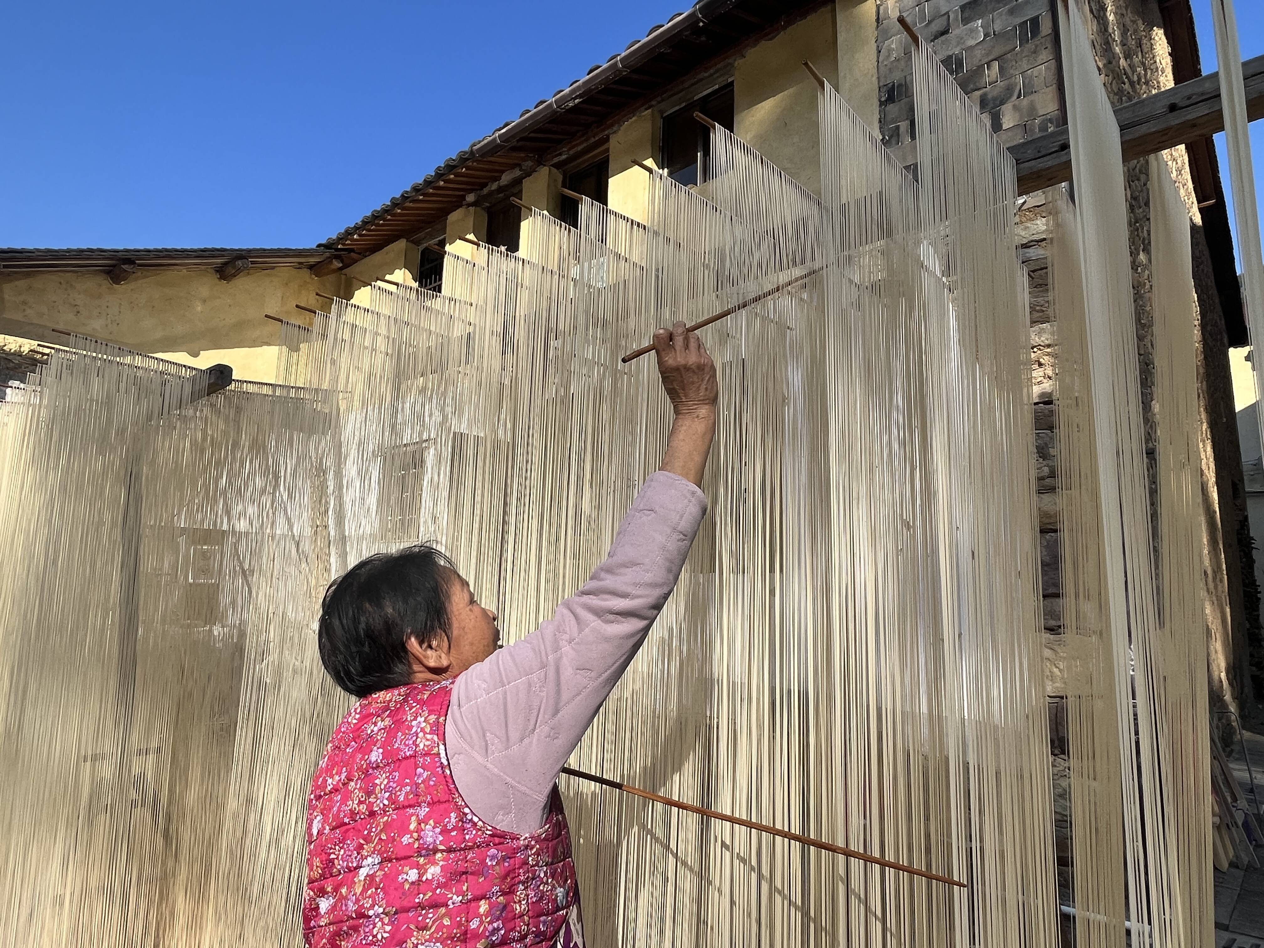 晴好时节晒面忙 朱山村手工土索面香飘岁月间