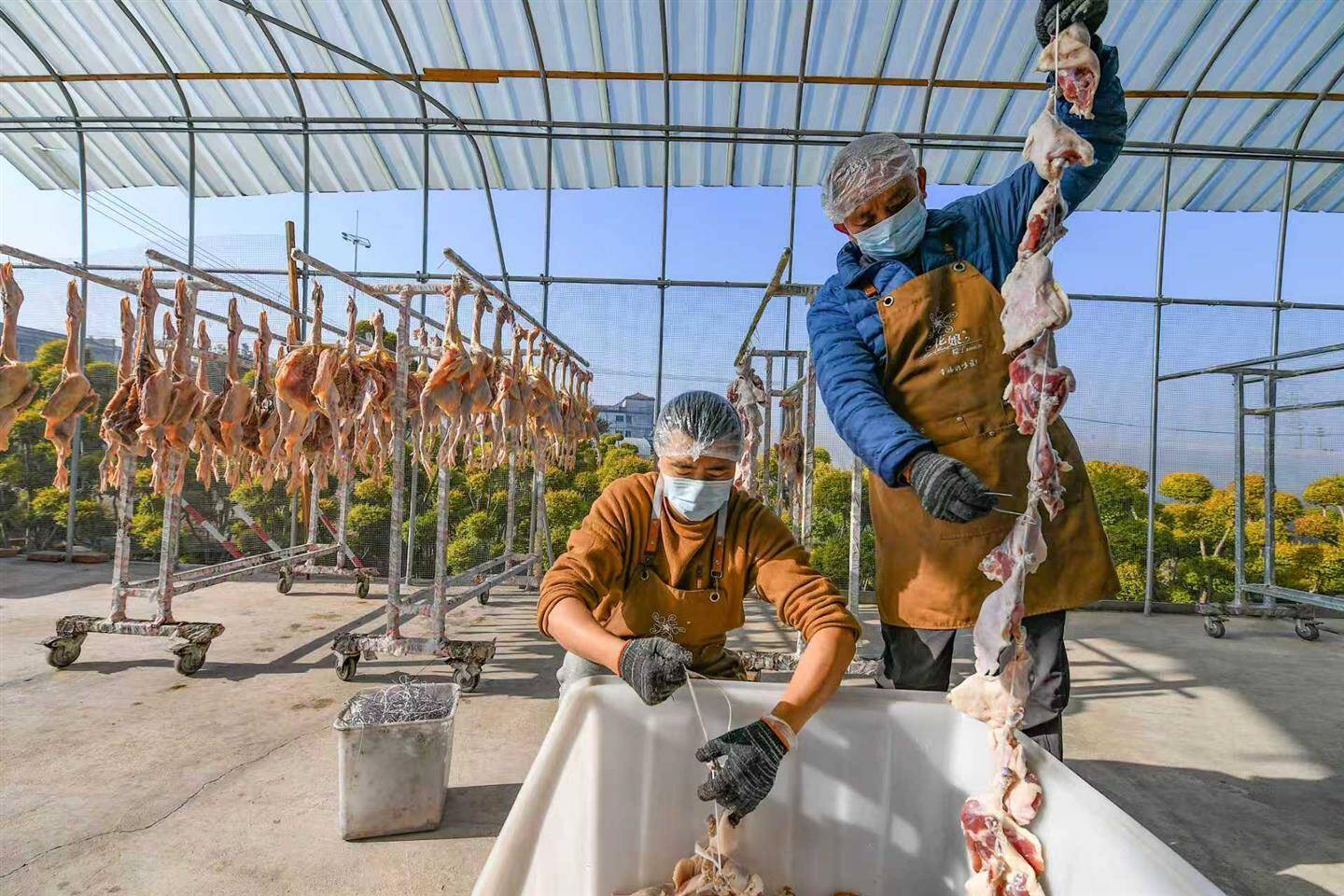 阳光灿烂晾晒腊味