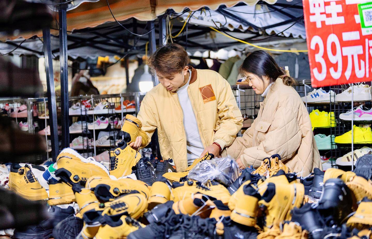 夜色清冷，夜市闹猛