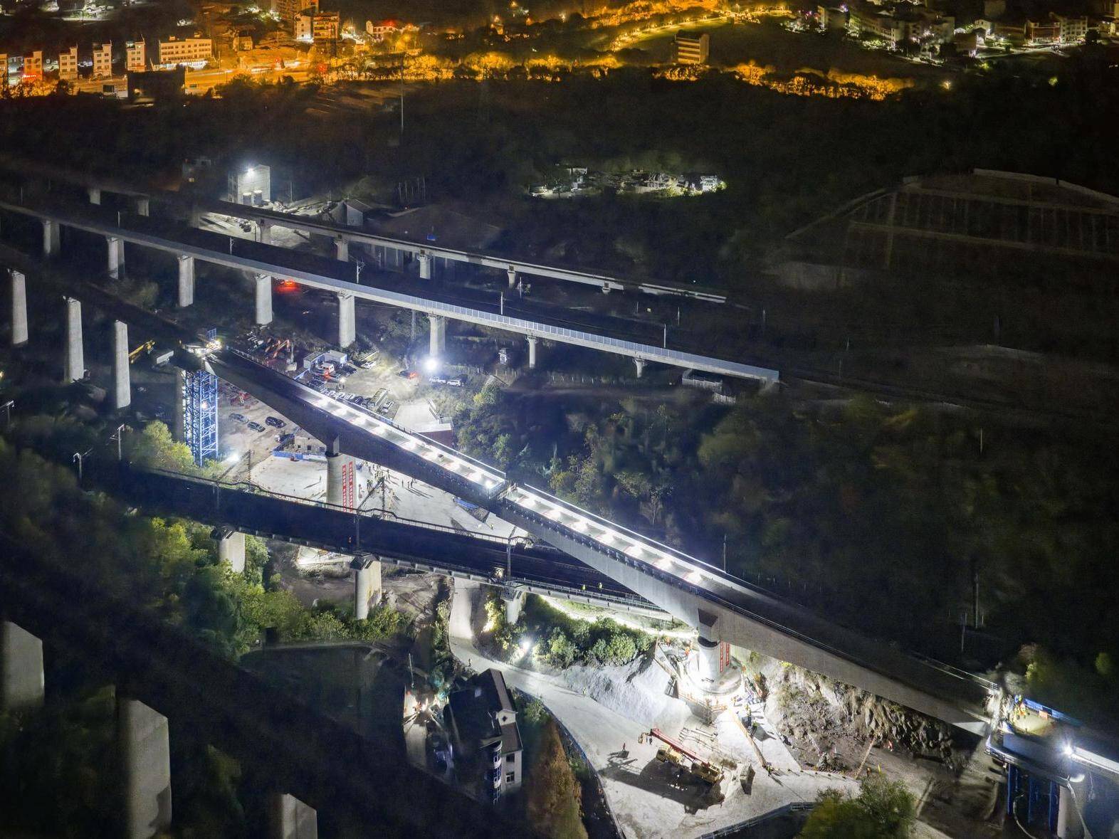 金义铁路全线唯一转体连续梁成功“转体”