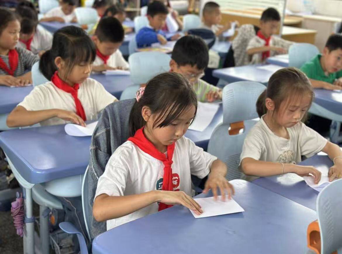 在浦江县黄宅镇治平中心小学的劳动技能大赛上,学生们化身“手工达人” 黄悦 摄